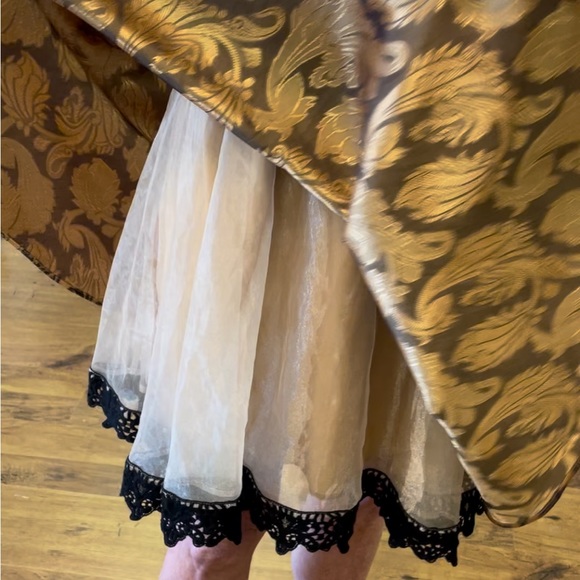 Elegant, Vintage, satan cocktail dress! It fits more like a Medium than a large. - Picture 9 of 13